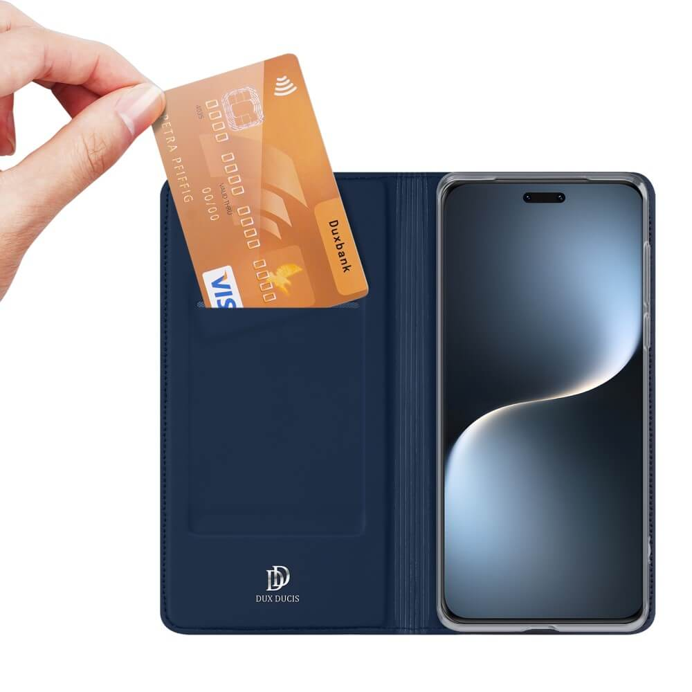 Une main tient une carte de crédit dorée sur un étui bleu avec un smartphone.
