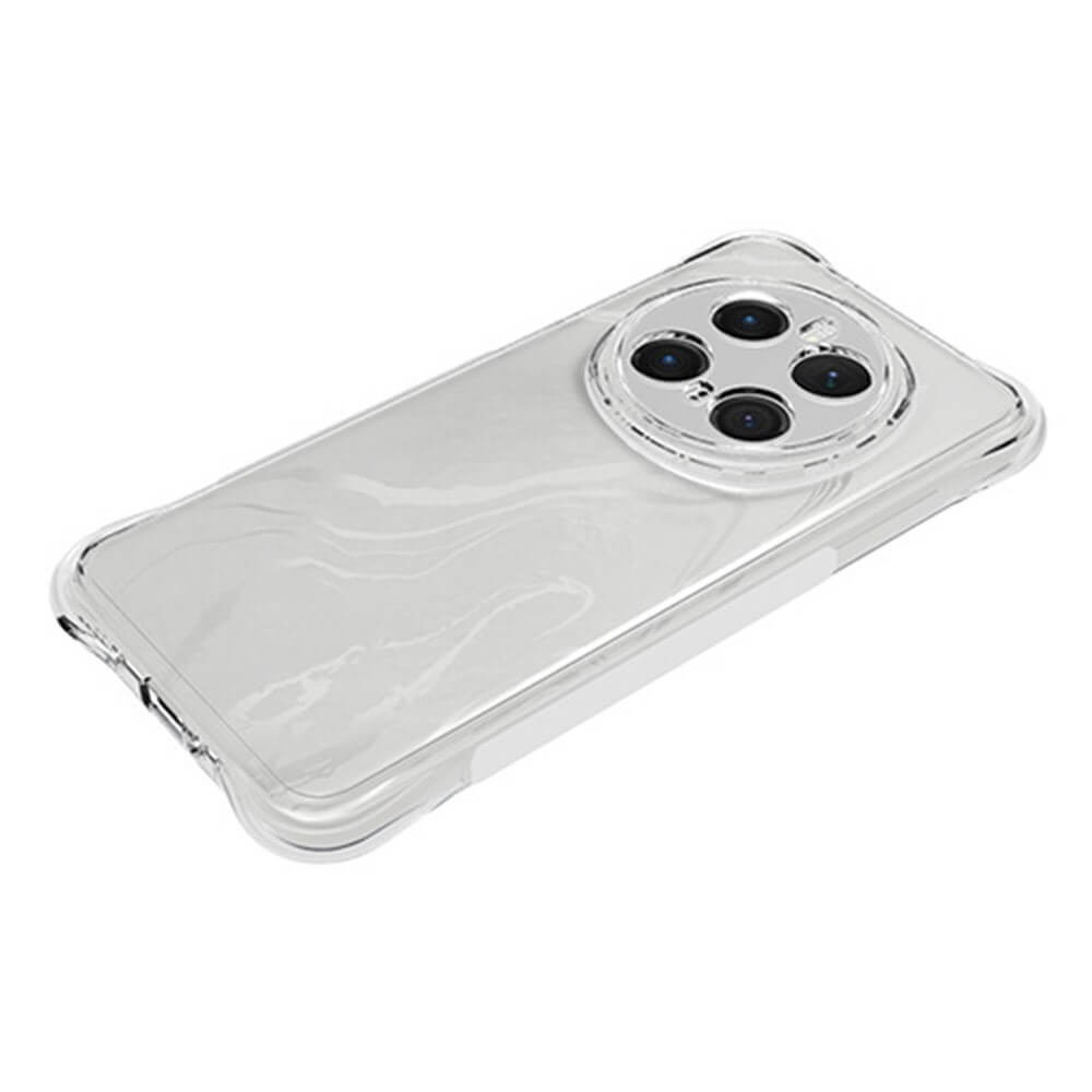 Coque de téléphone transparente avec motif marbre et découpe pour quadruple caméra.
