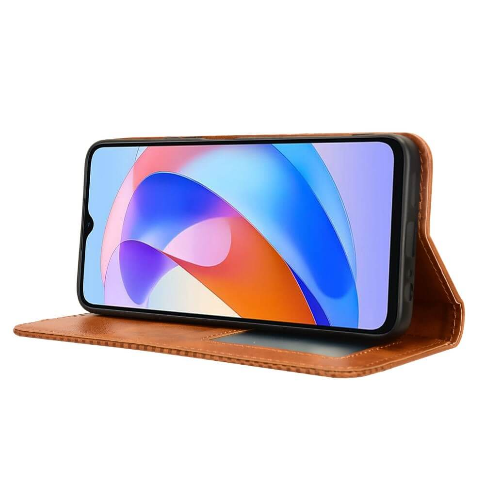 Un smartphone dans un étui en cuir marron, ouvert sur un côté.