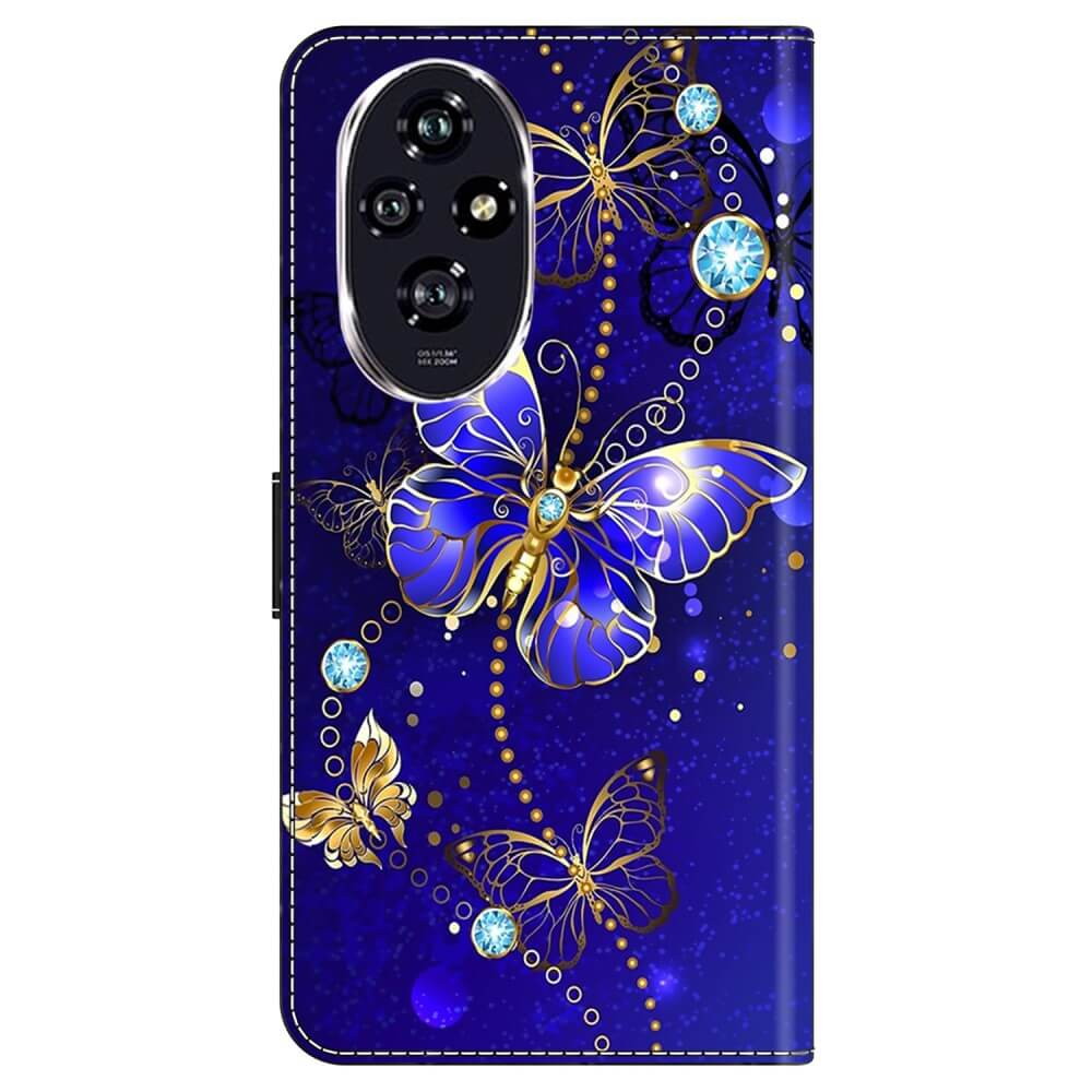 Coque bleu foncé ornée de papillons dorés et de gemmes bleues.
