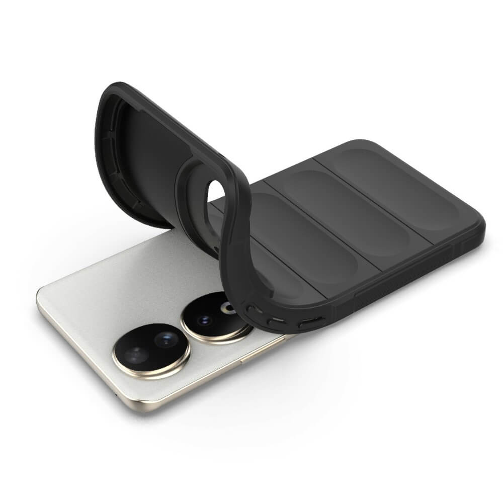 Une coque de téléphone noire est placée sur un smartphone argenté avec double appareil photo.