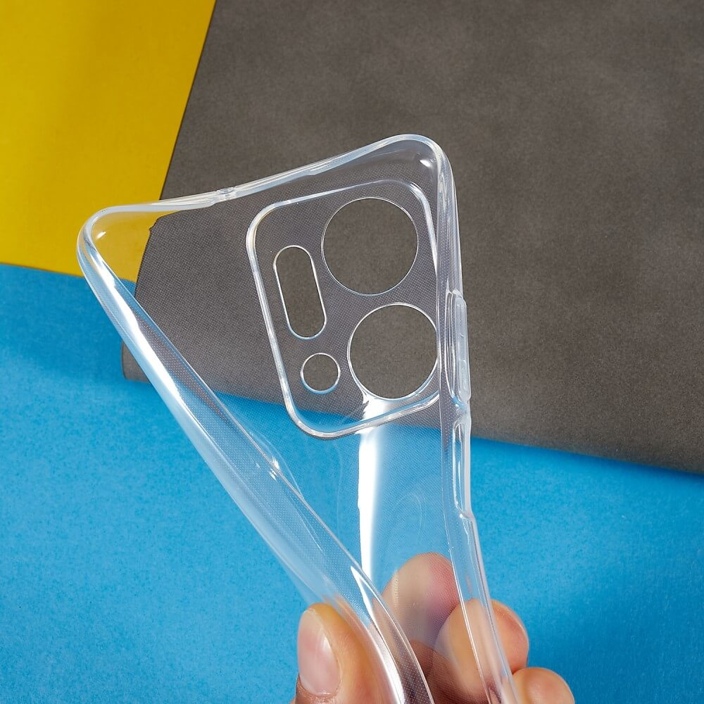 Coque de téléphone transparente avec découpes pour objectifs d'appareil photo, tenue par une main.