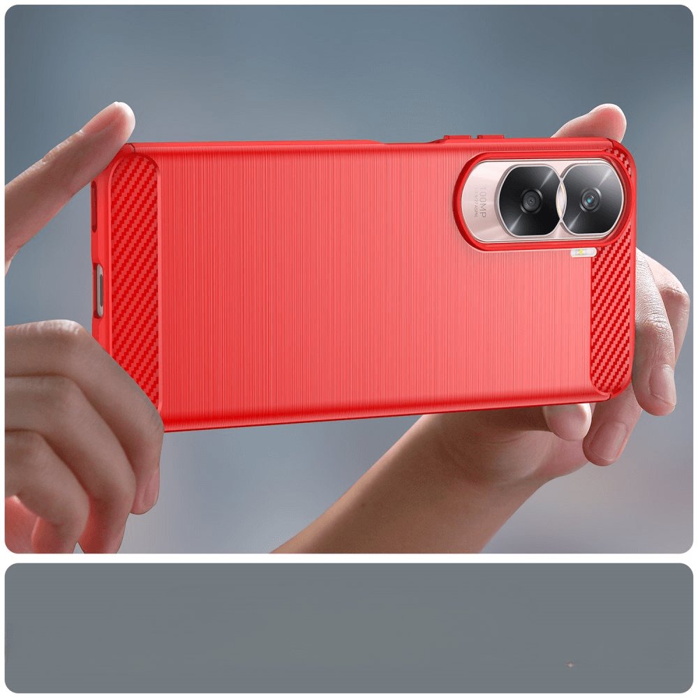 Coque de téléphone rouge texturée carbone, tenue par des mains.