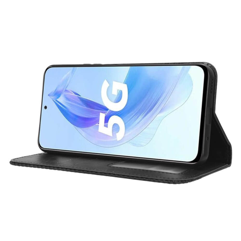 Un smartphone noir dans un étui de protection ouvert, affichant un logo 5G à l'écran.