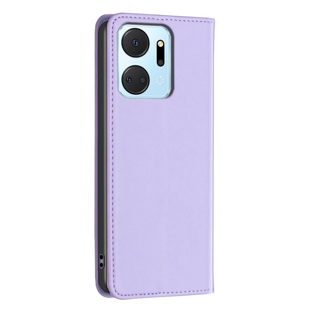 Une housse de téléphone violette ouverte, montrant le module caméra et une découpe pour objectif.