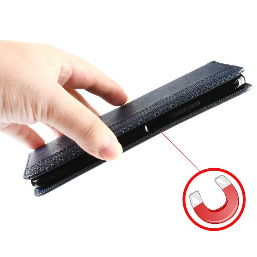 Une main tient un étui de téléphone bleu foncé à fermeture magnétique.