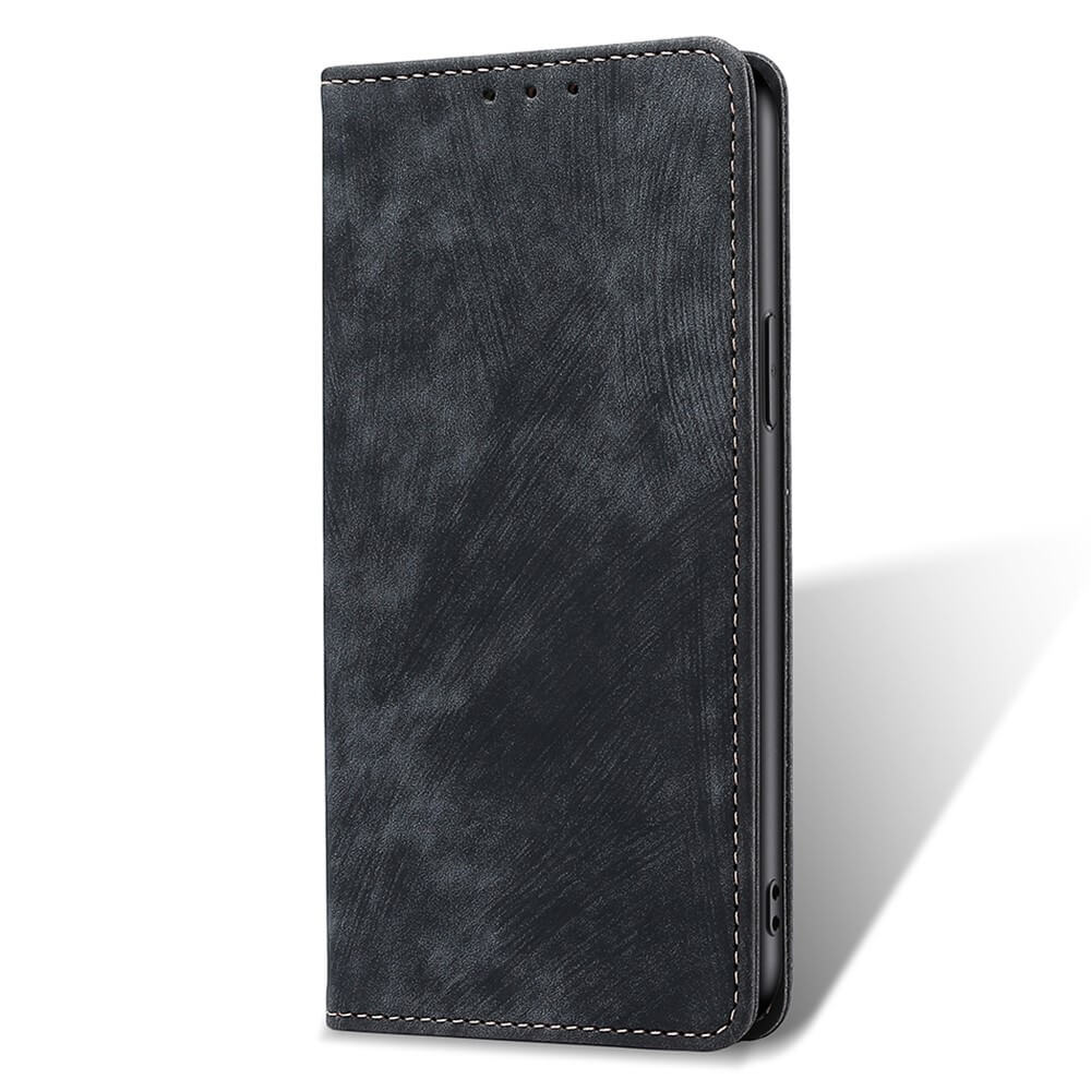 Étui de téléphone à rabat en cuir noir avec coutures, sur fond blanc.