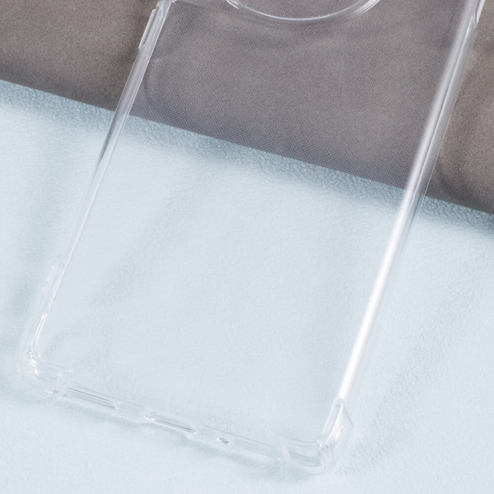Une coque de téléphone transparente repose sur une surface bleu clair et grise.
