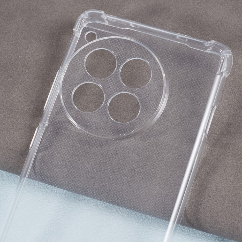 Coque de téléphone transparente avec quatre découpes rondes pour appareil photo sur fond gris.