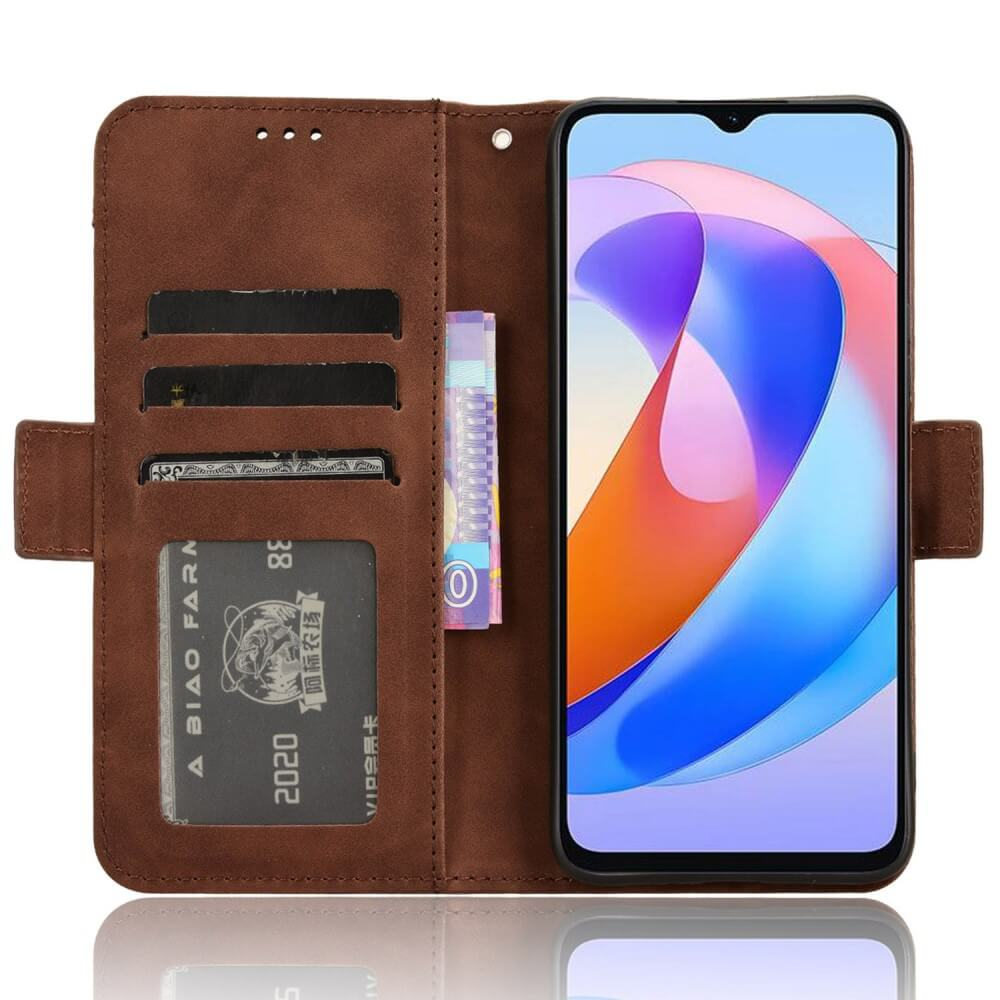 Un étui portefeuille marron pour smartphone, montrant des fentes pour cartes et une carte SIM retirée.