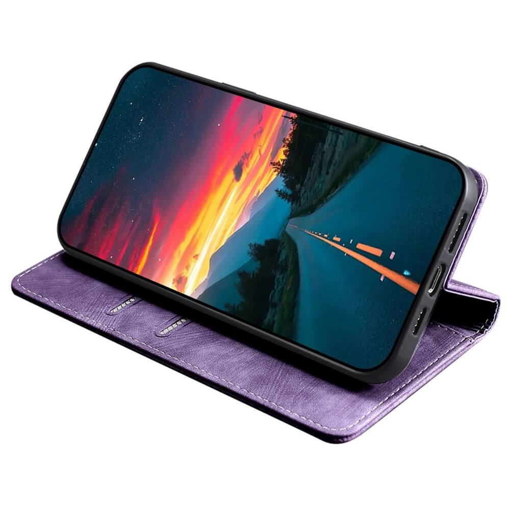 Étui de téléphone violet tenant un smartphone affichant une scène de route au coucher du soleil.
