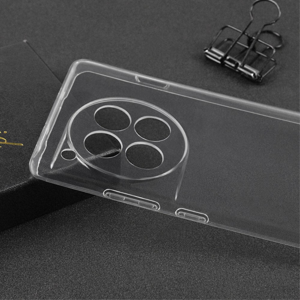 Coque de téléphone transparente avec découpe caméra carrée sur fond sombre.