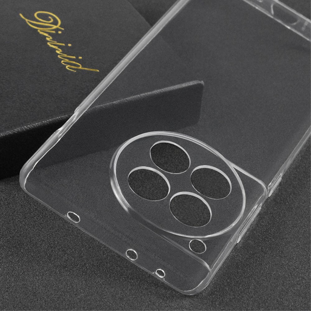 Coque de téléphone transparente avec découpe pour quatre caméras, sur fond noir.