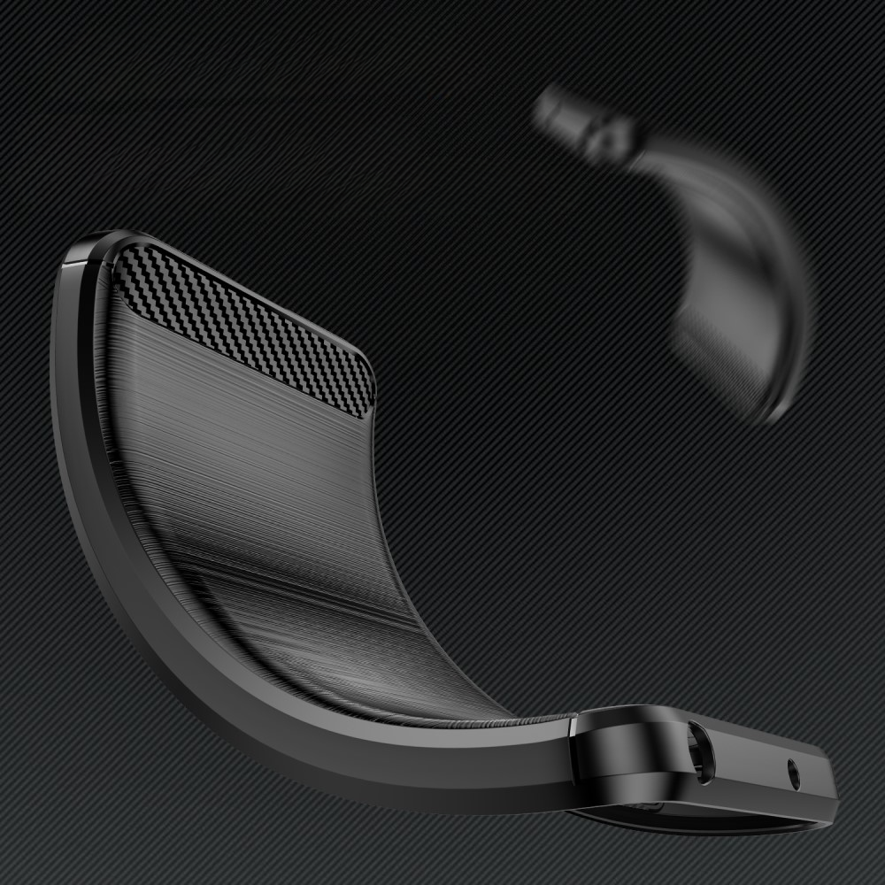 Une coque de téléphone noire à motif carbone se plie sur fond sombre.