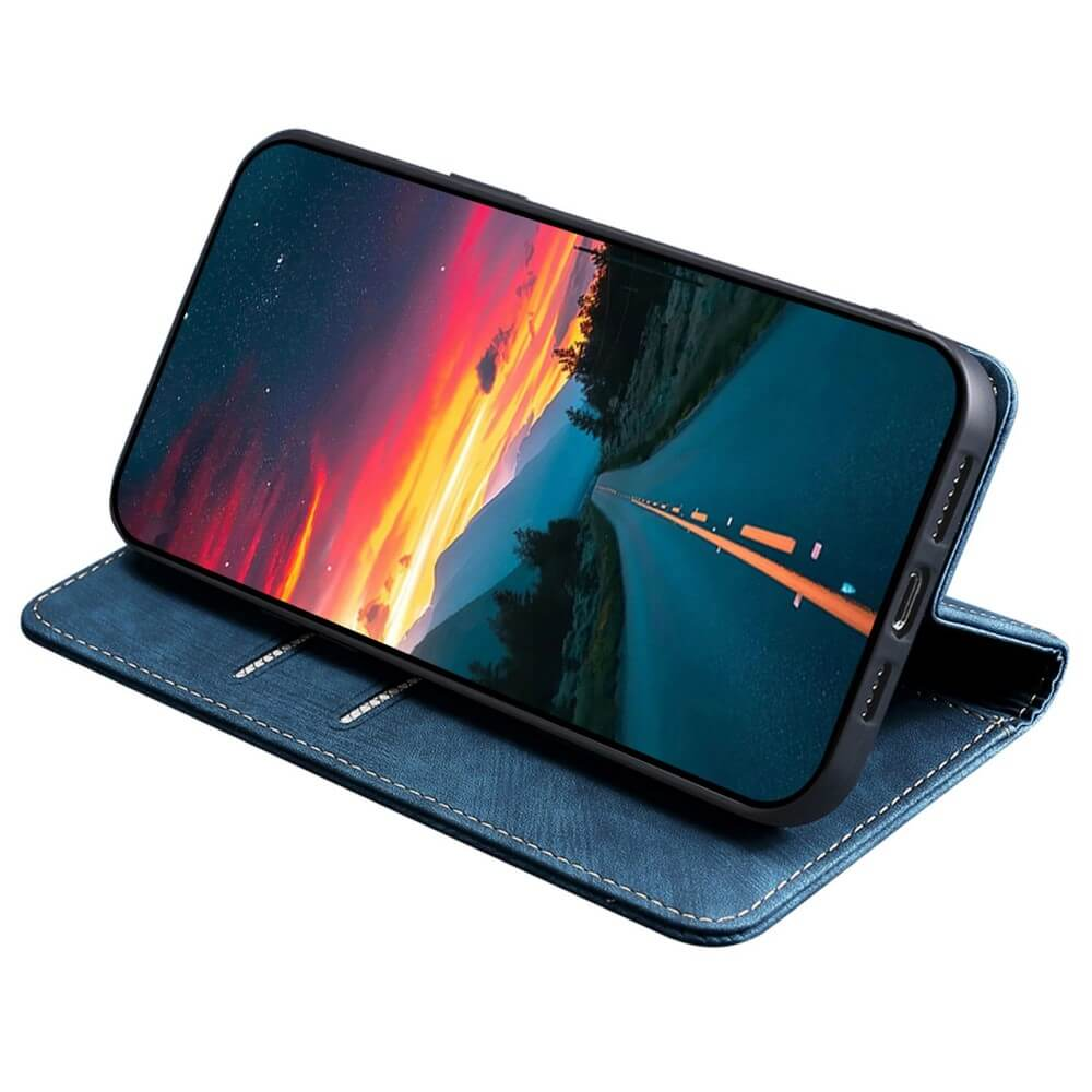 Un smartphone dans un étui bleu affiche une scène de route avec un coucher de soleil.