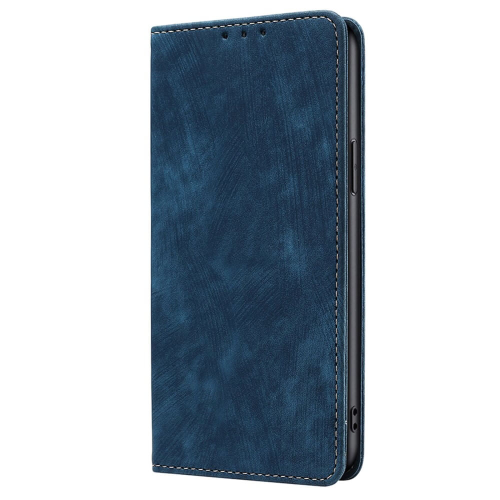 Étui de téléphone texturé bleu foncé, fermé, avec surpiqûres.