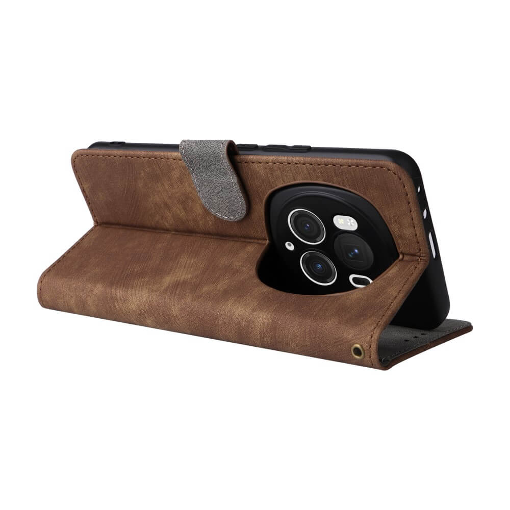 Étui en cuir marron avec languette grise protégeant un smartphone à trois caméras.