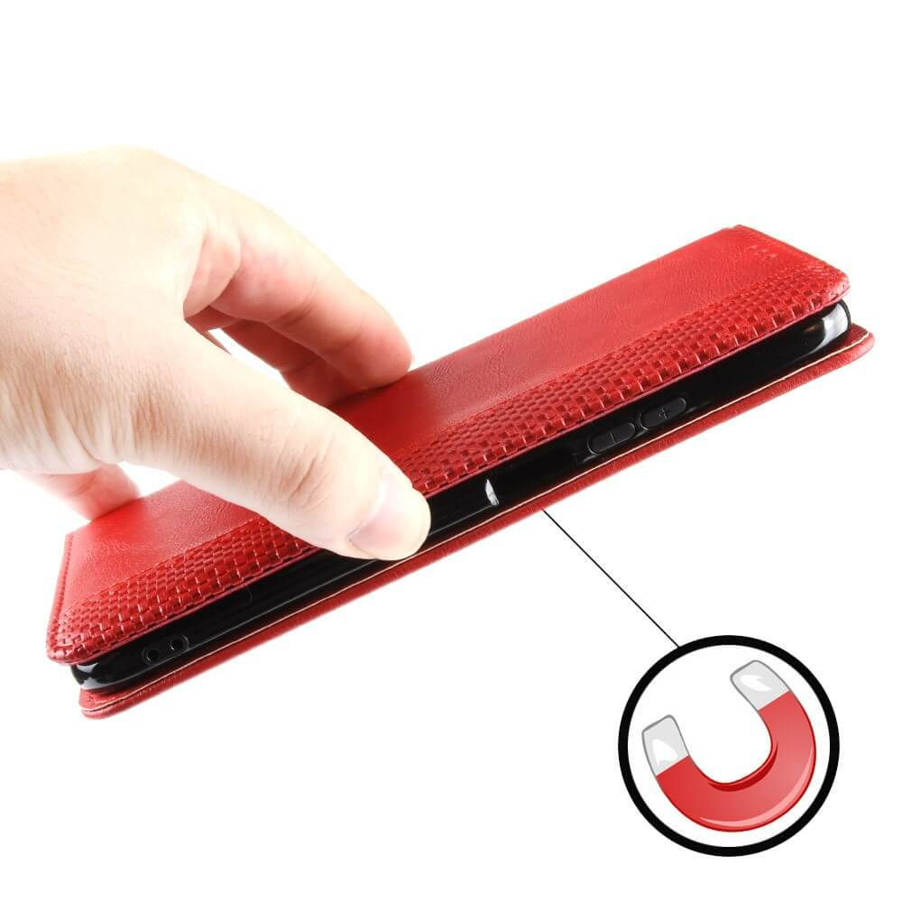 Étui de téléphone rouge en cuir style livre avec fermeture magnétique, tenu par une main.