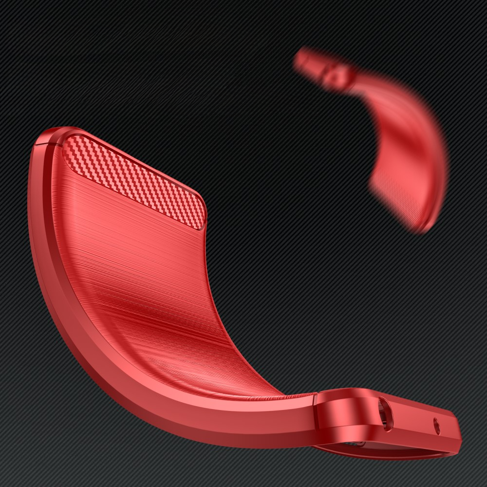 Coque de téléphone rouge à motif carbone et finition brossée sur fond sombre.