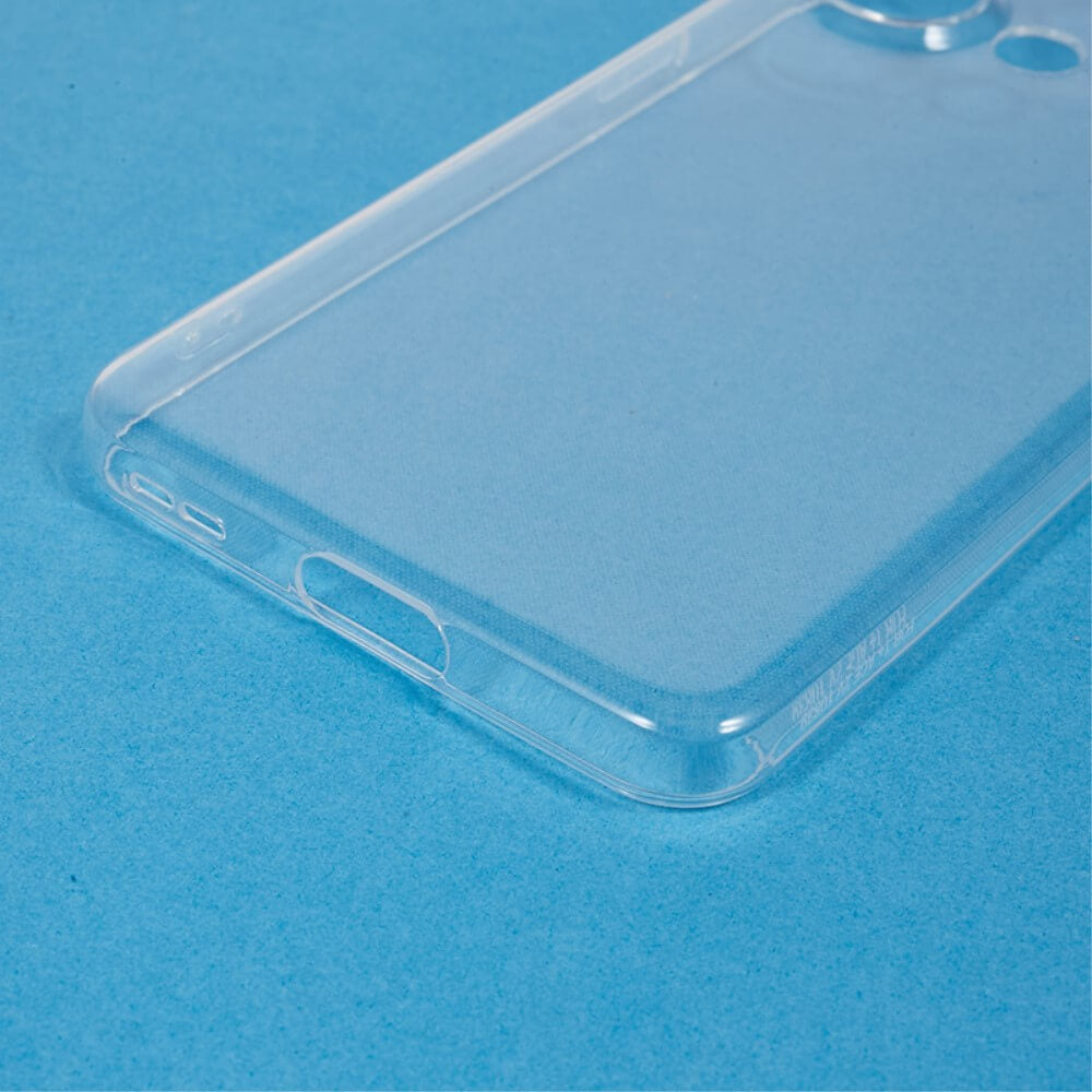 Coque de téléphone transparente avec découpes sur fond bleu.