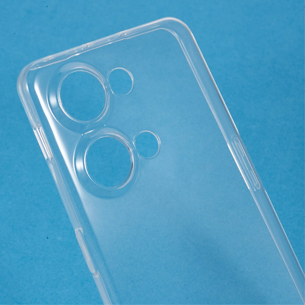 Une coque de téléphone transparente avec découpes pour appareil photo sur fond bleu.
