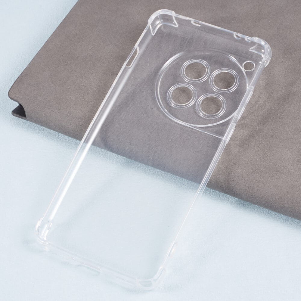 Coque de téléphone transparente avec découpe circulaire pour quatre caméras.