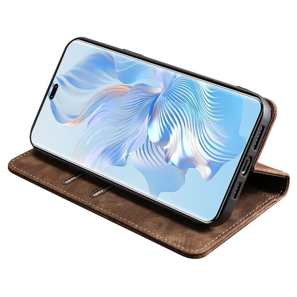Un smartphone dans un étui en cuir marron, affichant un fond d'écran abstrait bleu et blanc.