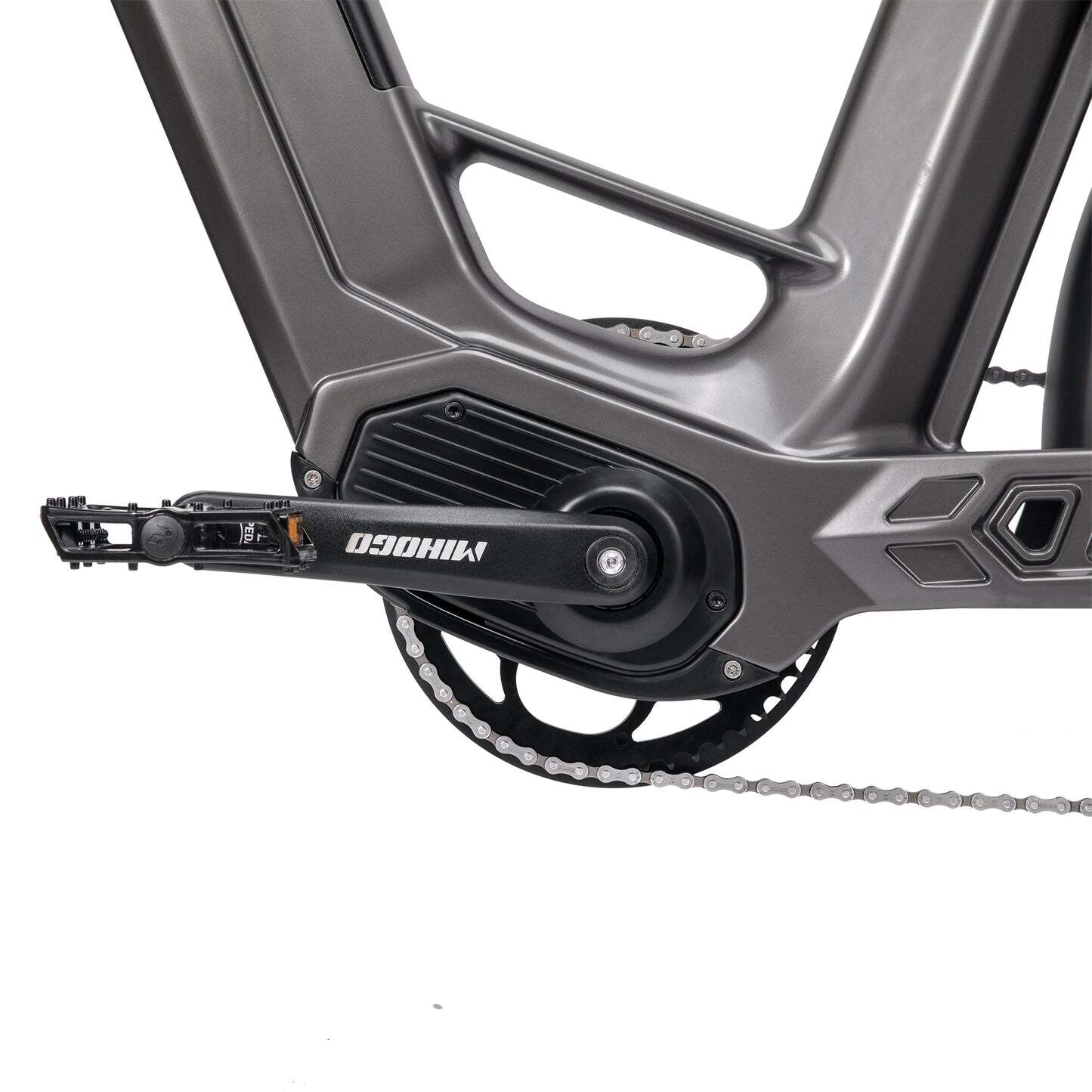 Szary rower z korbą, łańcuchem i pedałem. Zbliżenie.