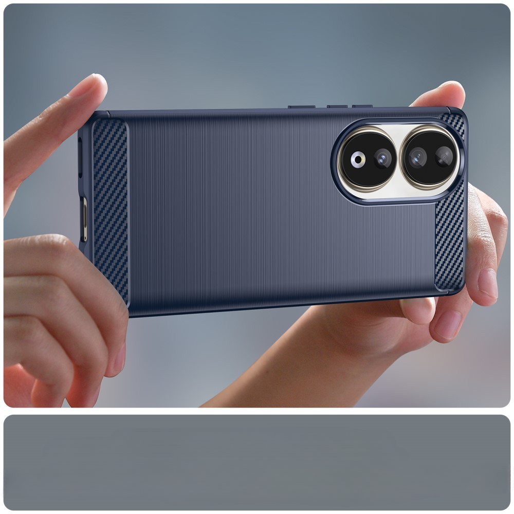 Mains tenant une coque de téléphone bleu foncé avec des accents en fibre de carbone et double caméra.