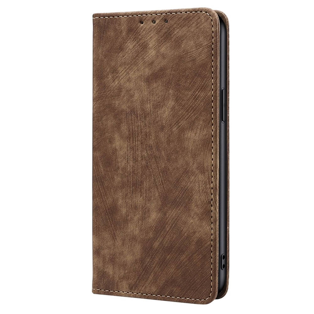Étui de téléphone texturé marron sur fond blanc.
