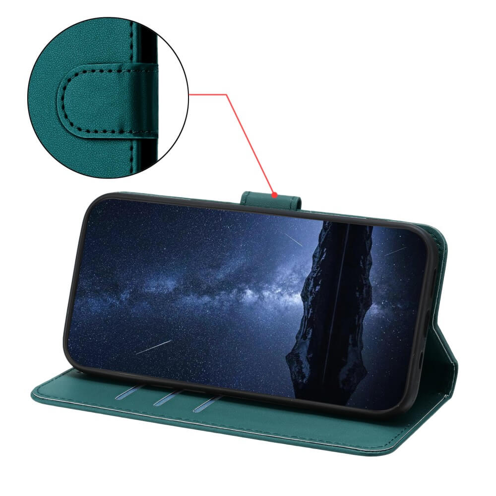 Un étui de téléphone vert montrant un fond d'écran de ciel étoilé nocturne.