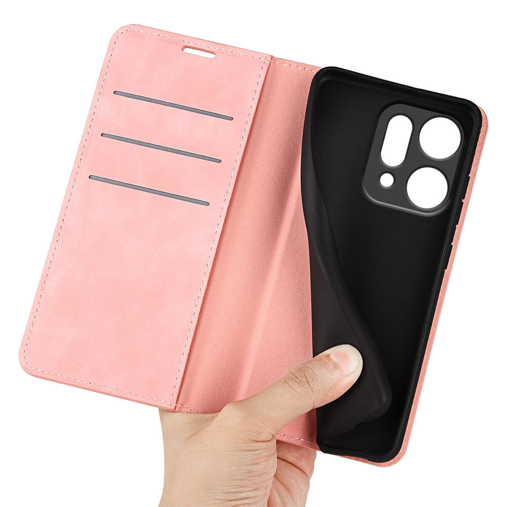 Une main tient un étui rose pour téléphone avec trois fentes pour cartes et un support noir.
