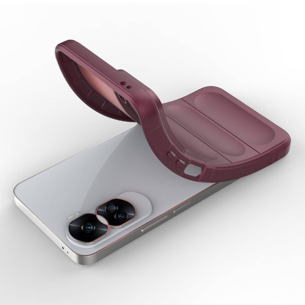 Une coque de téléphone bordeaux est placée sur un smartphone blanc à deux caméras.