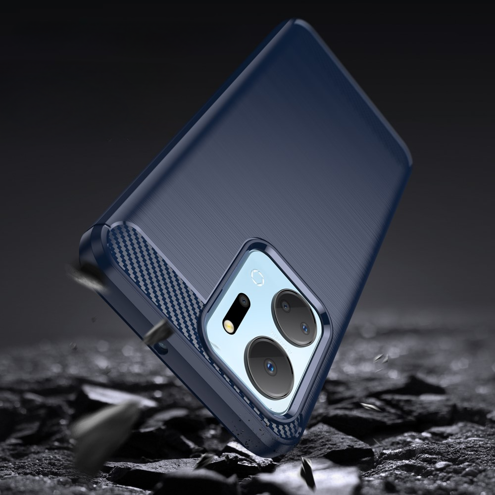 Coque de téléphone bleu foncé avec accents en fibre de carbone sur roche.