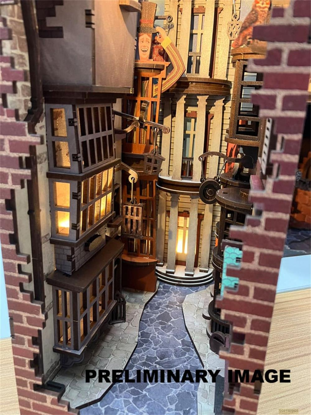 Un dettagliato diorama di un vicolo con muri di mattoni, finestre e lanterne.