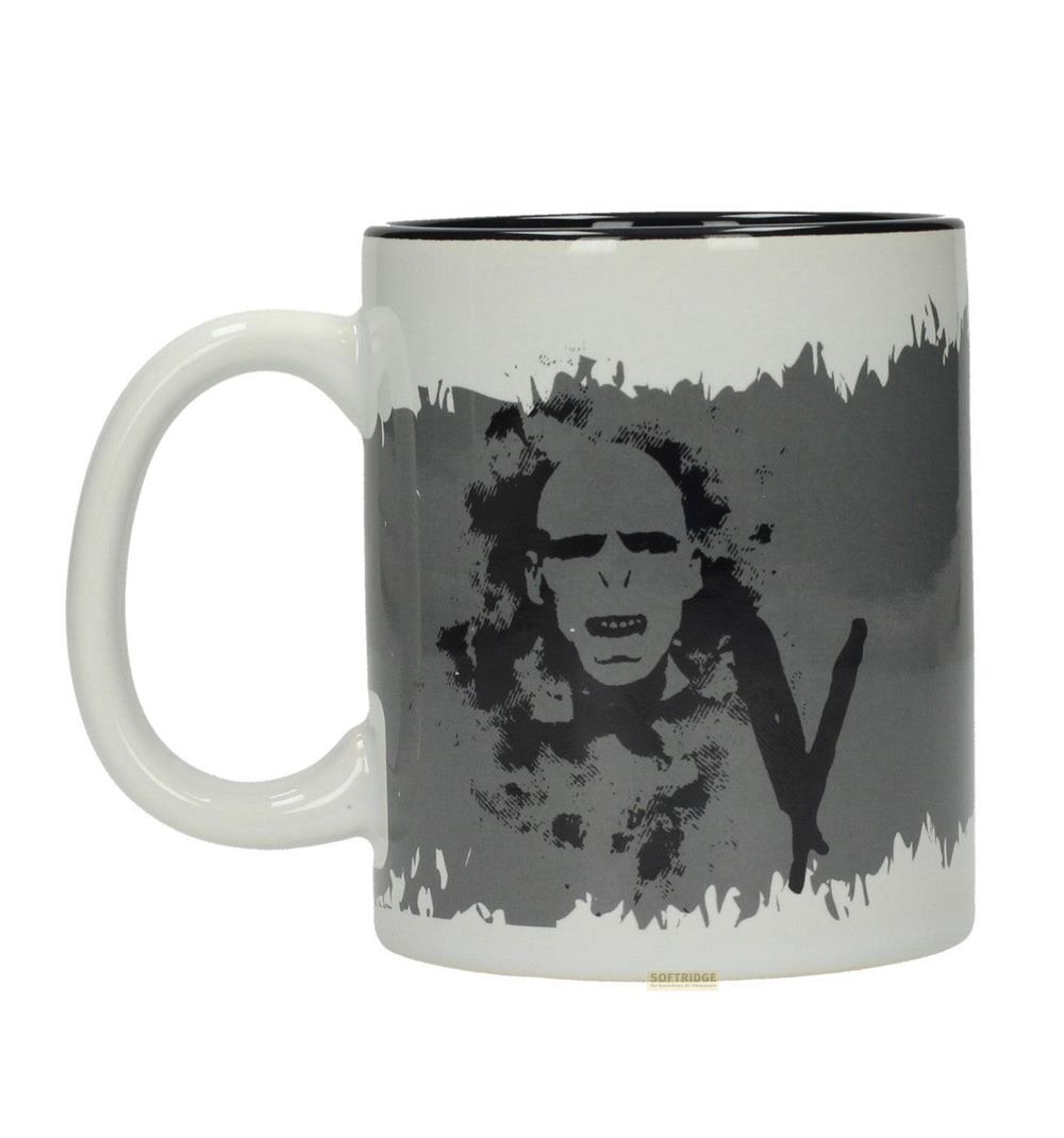 Una taza blanca con borde negro muestra una imagen en escala de grises del rostro de Voldemort.