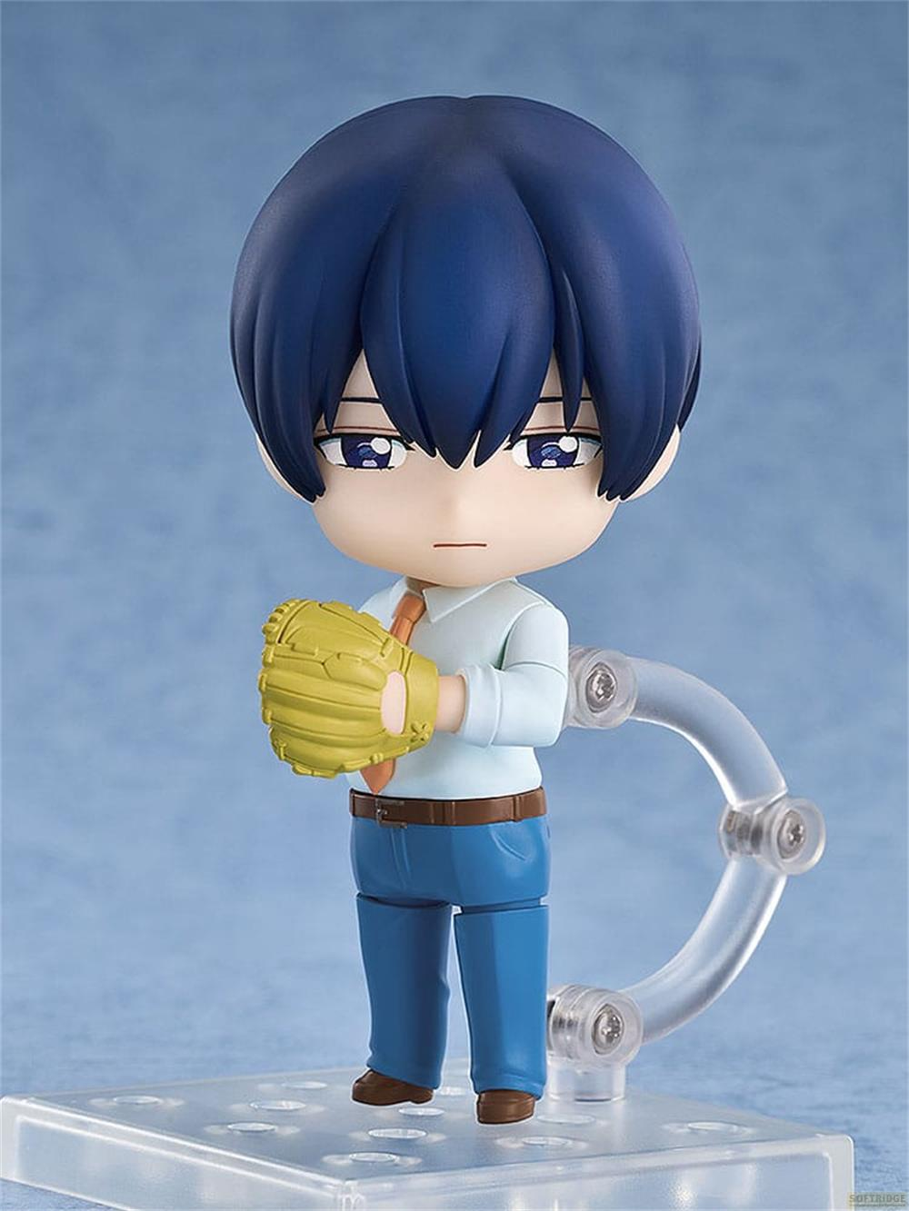 Una figura con capelli blu e guanto da baseball sta su sfondo blu.
