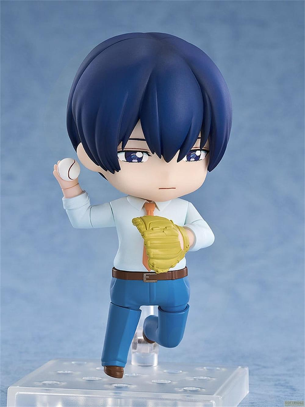 Una figura con capelli blu tiene una palla da baseball e un guanto.