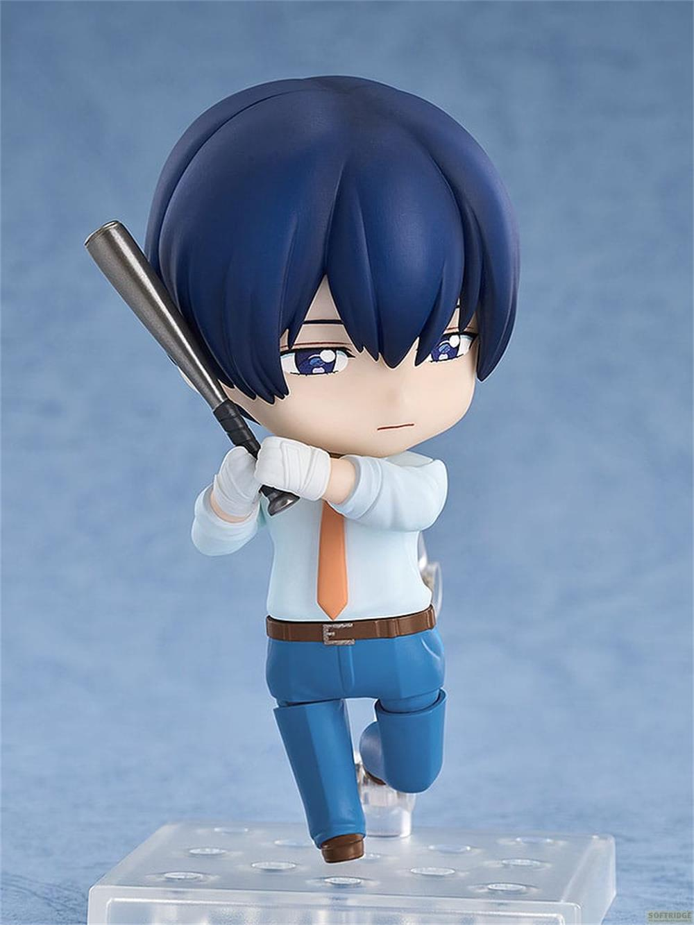 Statua chibi con capelli blu tiene una mazza da baseball, indossa camicia blu, cravatta arancione e pantaloni blu.