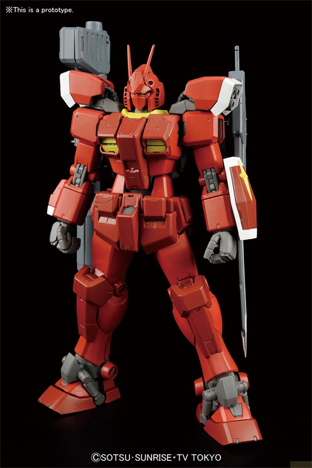 Un robot rouge et gris sur fond noir.