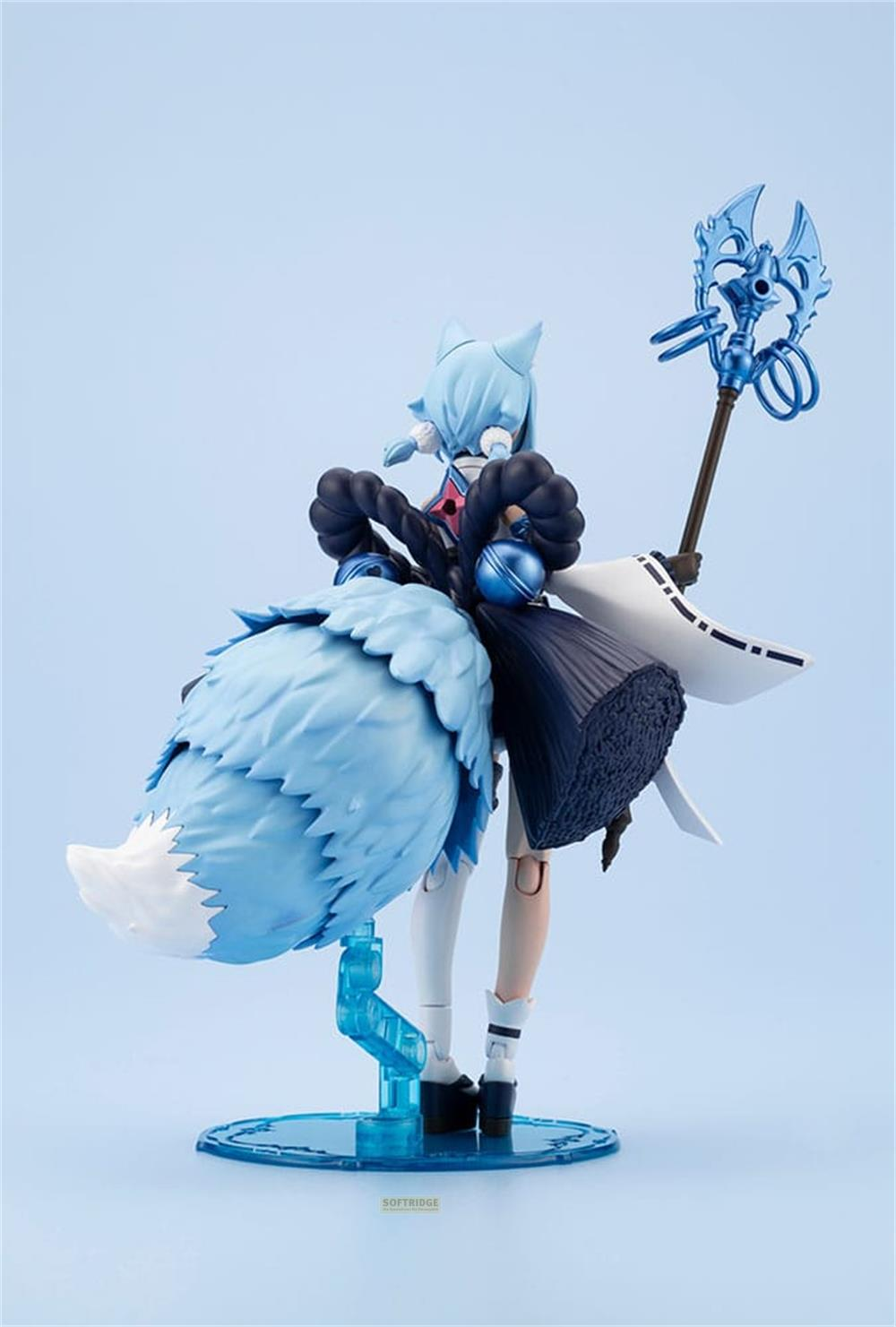 Eine hellblaue Figur mit großen Federn, die einen Stab hält.