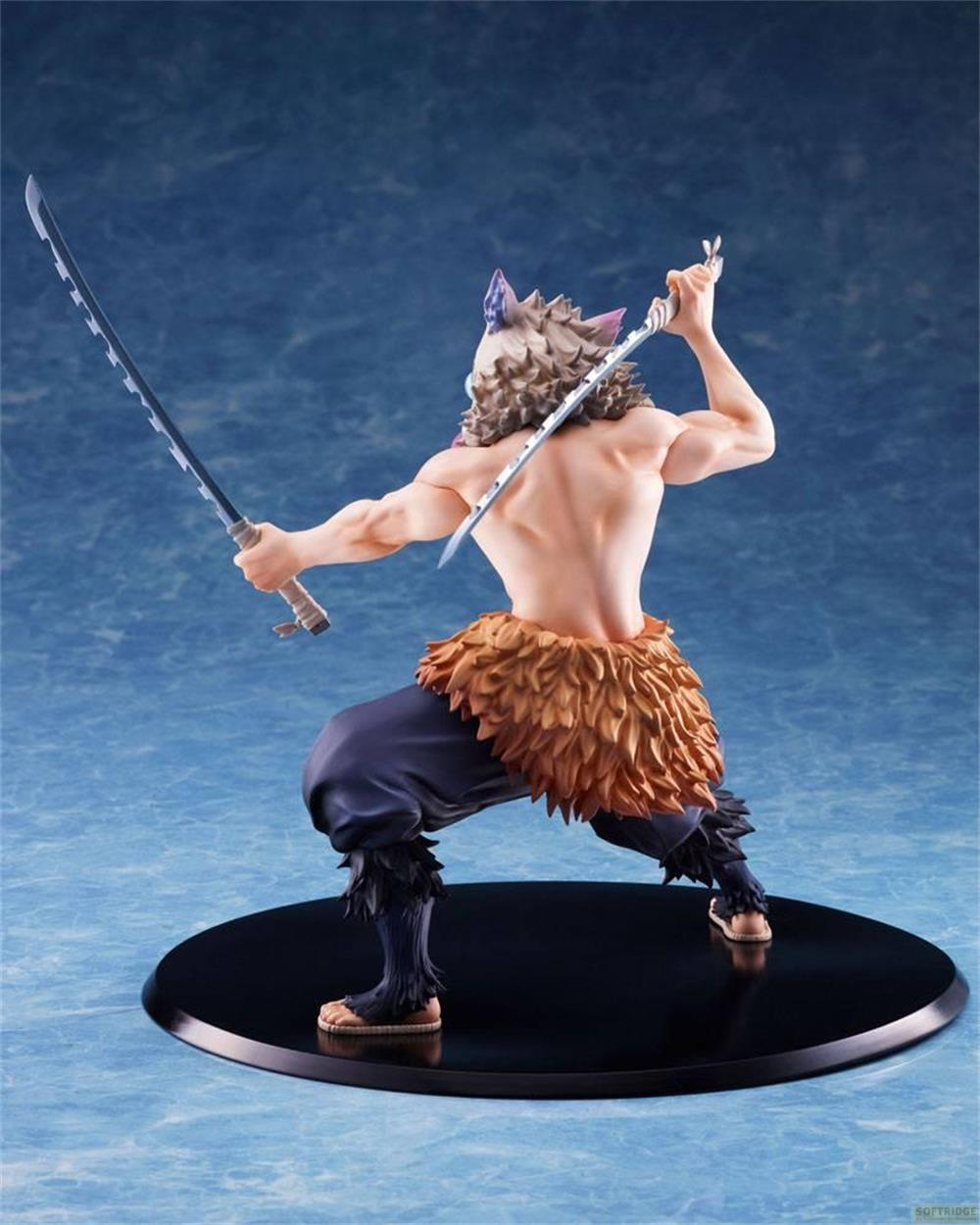 Una figura con máscara de jabalí sostiene dos espadas en pose de lucha.