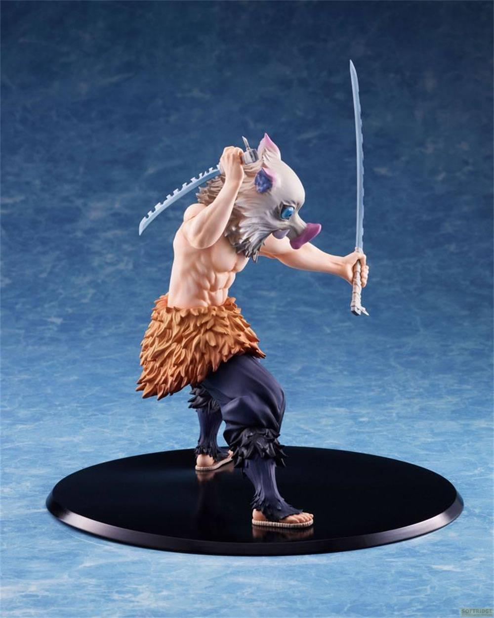 Una figura de un hombre con máscara de cerdo, sosteniendo dos espadas.