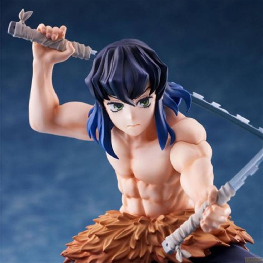 Una figura con cabello azul y ojos verdes, sosteniendo dos espadas.