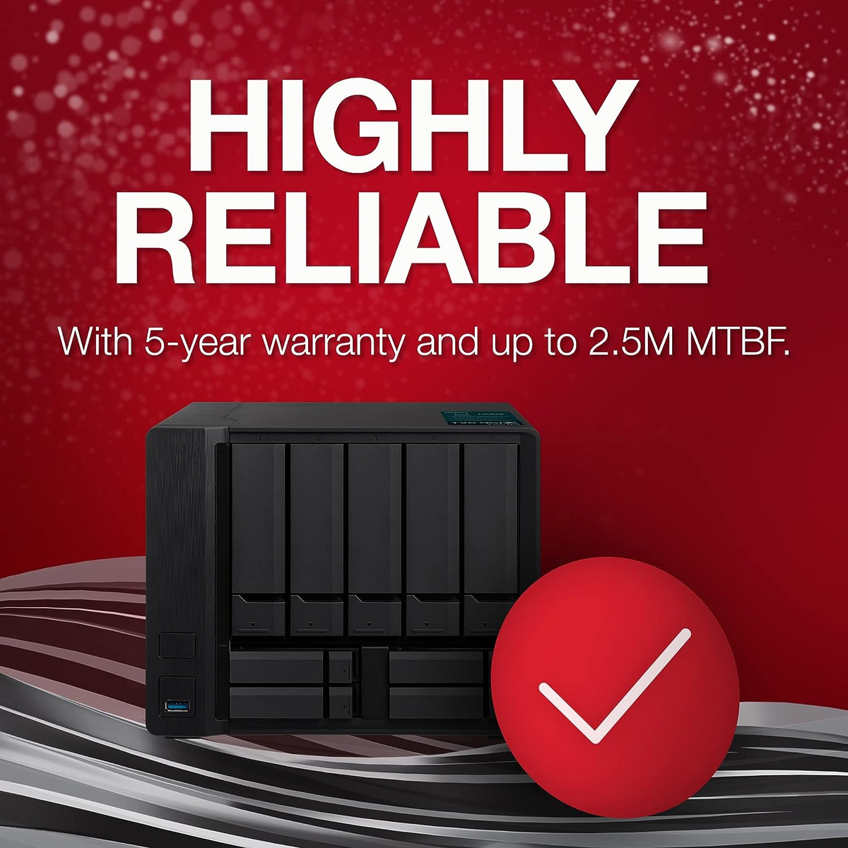 Czarny NAS z 6 zatokami, czerwone koło ze znakiem zaznaczenia.