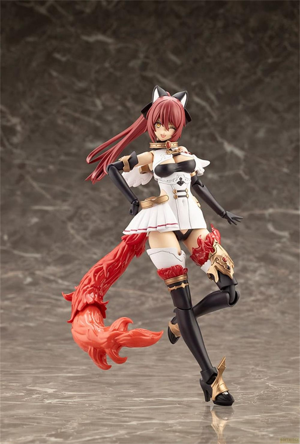 Figur einer Anime-Kriegerin mit roten Haaren, Katzenohren und einem roten Schwanz.