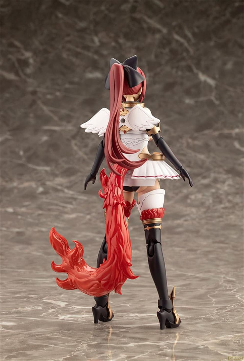 Rote Figur mit Schwanz, weißem Rock, schwarzen Stiefeln und Flügeln.