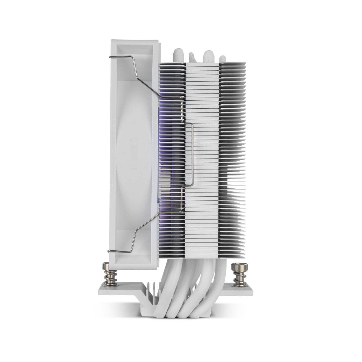 Een witte CPU-koeler met aluminium lamellen en ventilatorbeugel.