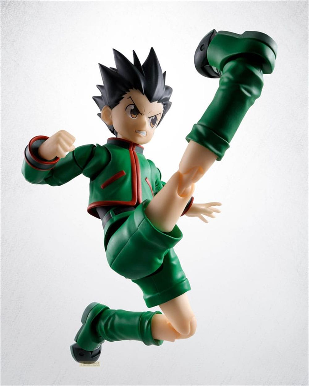 Eine Actionfigur von Gon aus Hunter x Hunter führt einen Tritt aus.