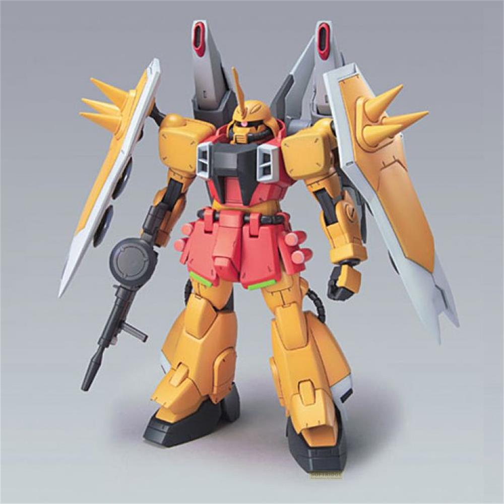 Gelber und roter Roboter mit Gewehr und Schild vor grauem Hintergrund.